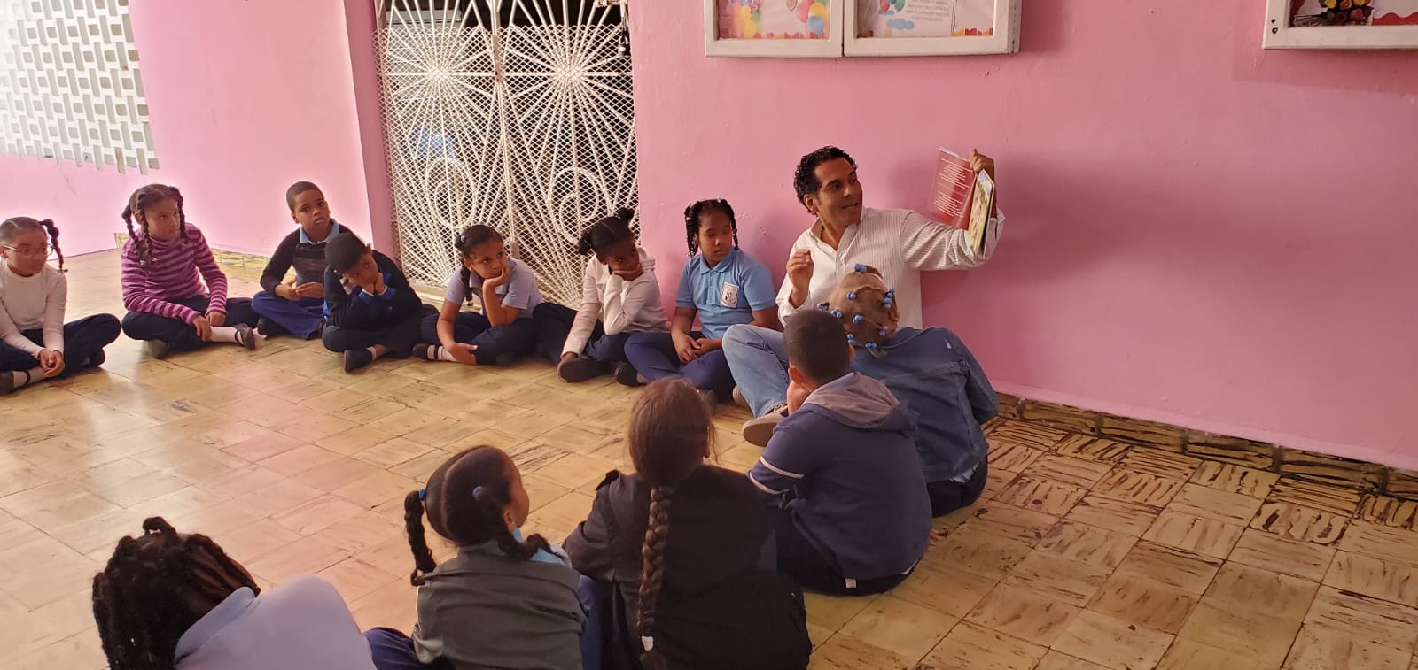 Roberto Díaz Tapiero Shares “Mi Orgullo Panameño” Message with School Students in Santo Domingo